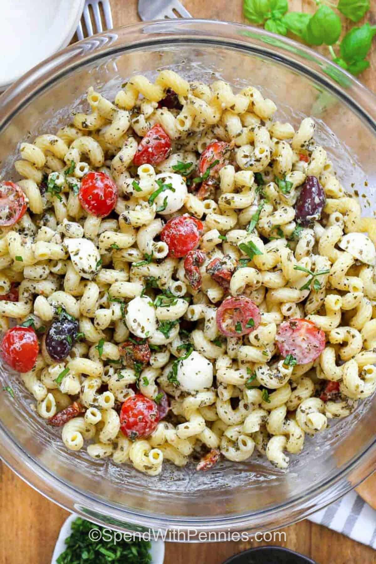 Pesto makaronų salotos – išleiskite su centais