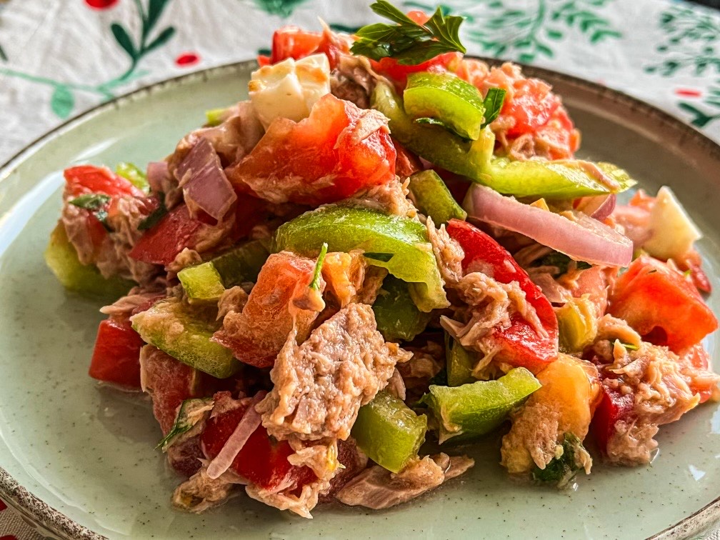 Paprastos ispanų tuno salotos (pipirrana)