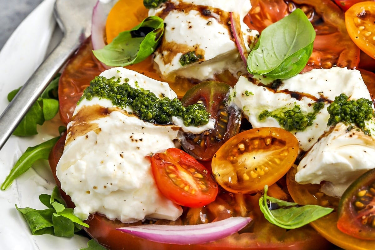 Pomidorų burrata salotos