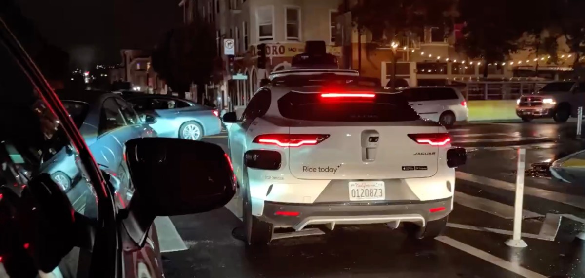 „Waymo“ atnaujina paslaugas San Fransiske po to, kai užgeso robotas