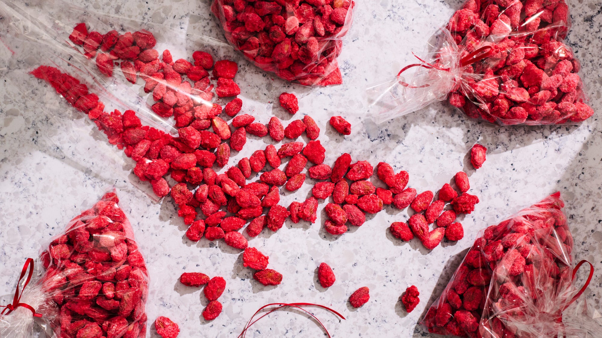 Praline rožių žavesys, spalvingi saldainiai iš Liono, Prancūzijos