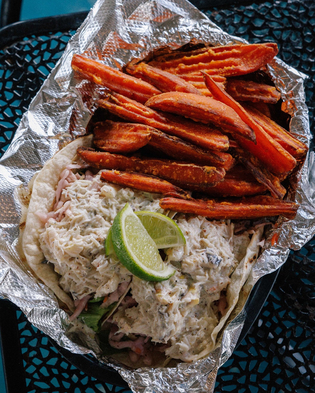 Akmeninių krabų taco su kopūstų salotų receptas